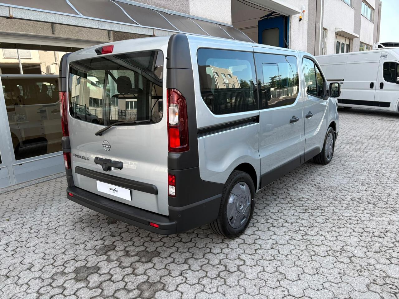 9 POSTI Nissan Primastar 2.0 dCi 150CV Aut PC-TN Bus N-Connecta