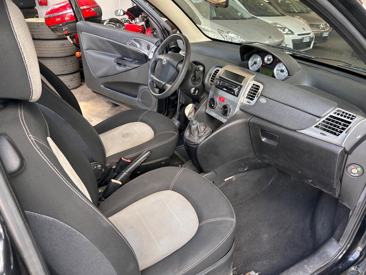 Lancia Ypsilon Momo 1200 neopatentati