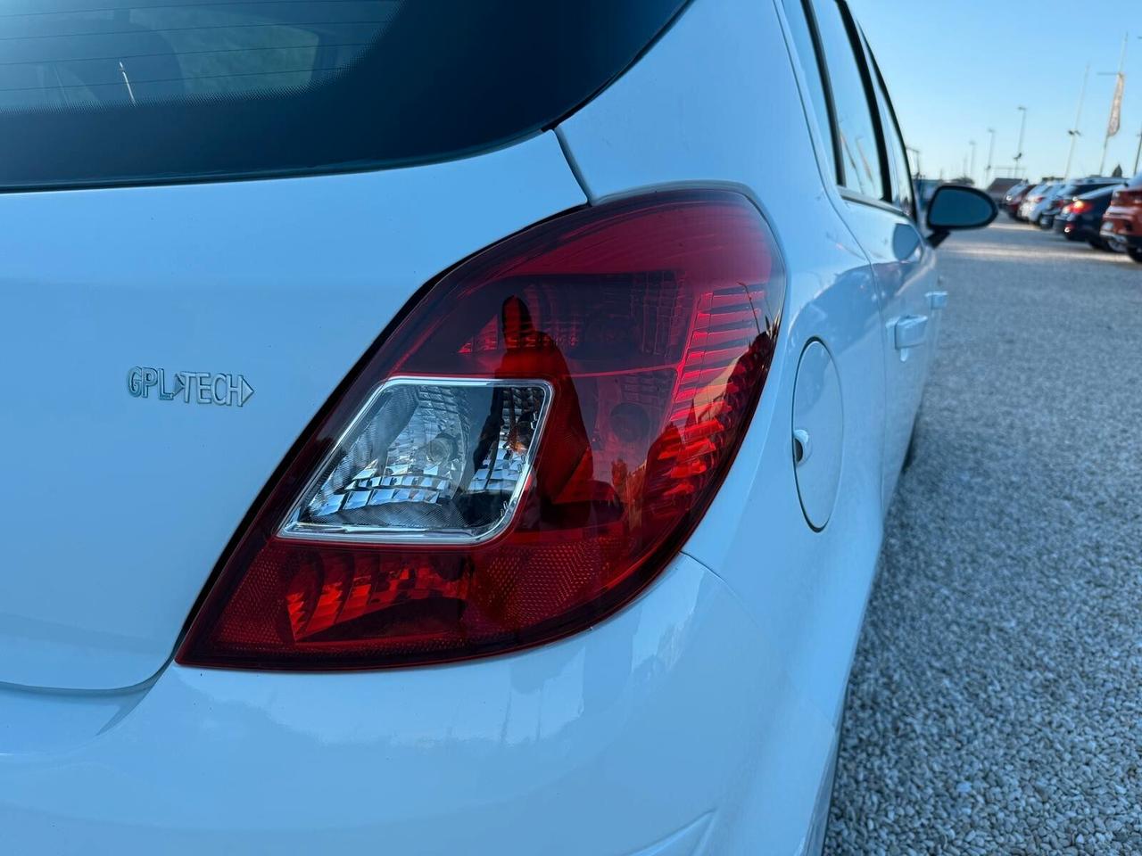 Opel Corsa 1.2 80CV 5 porte GPL-TECH Club