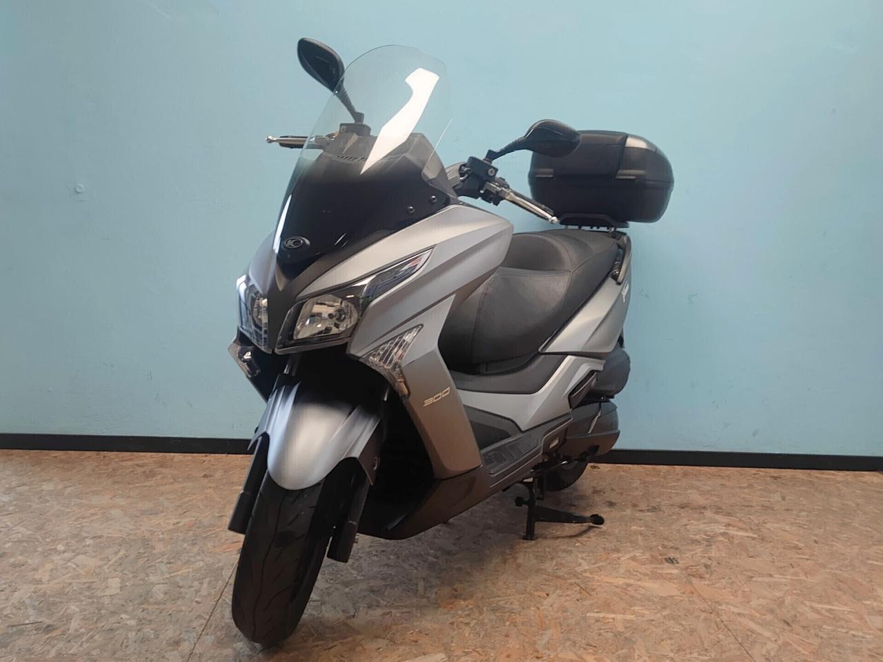 Kymco X-Town 300 I con ABS e bauletto in tinta
