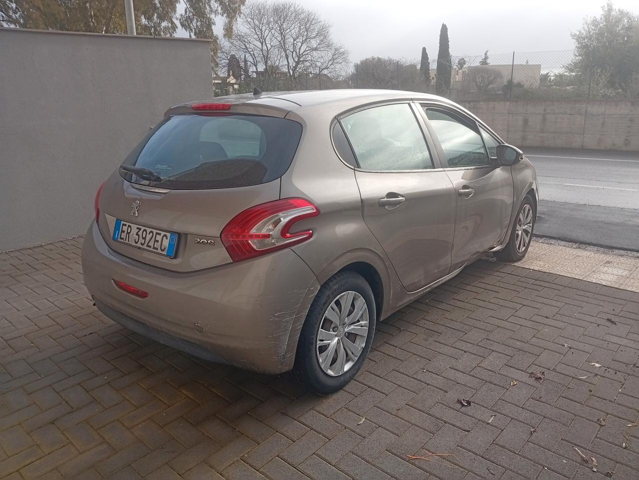 Peugeot 208 1.4 HDi 68 CV 5 porte Allure