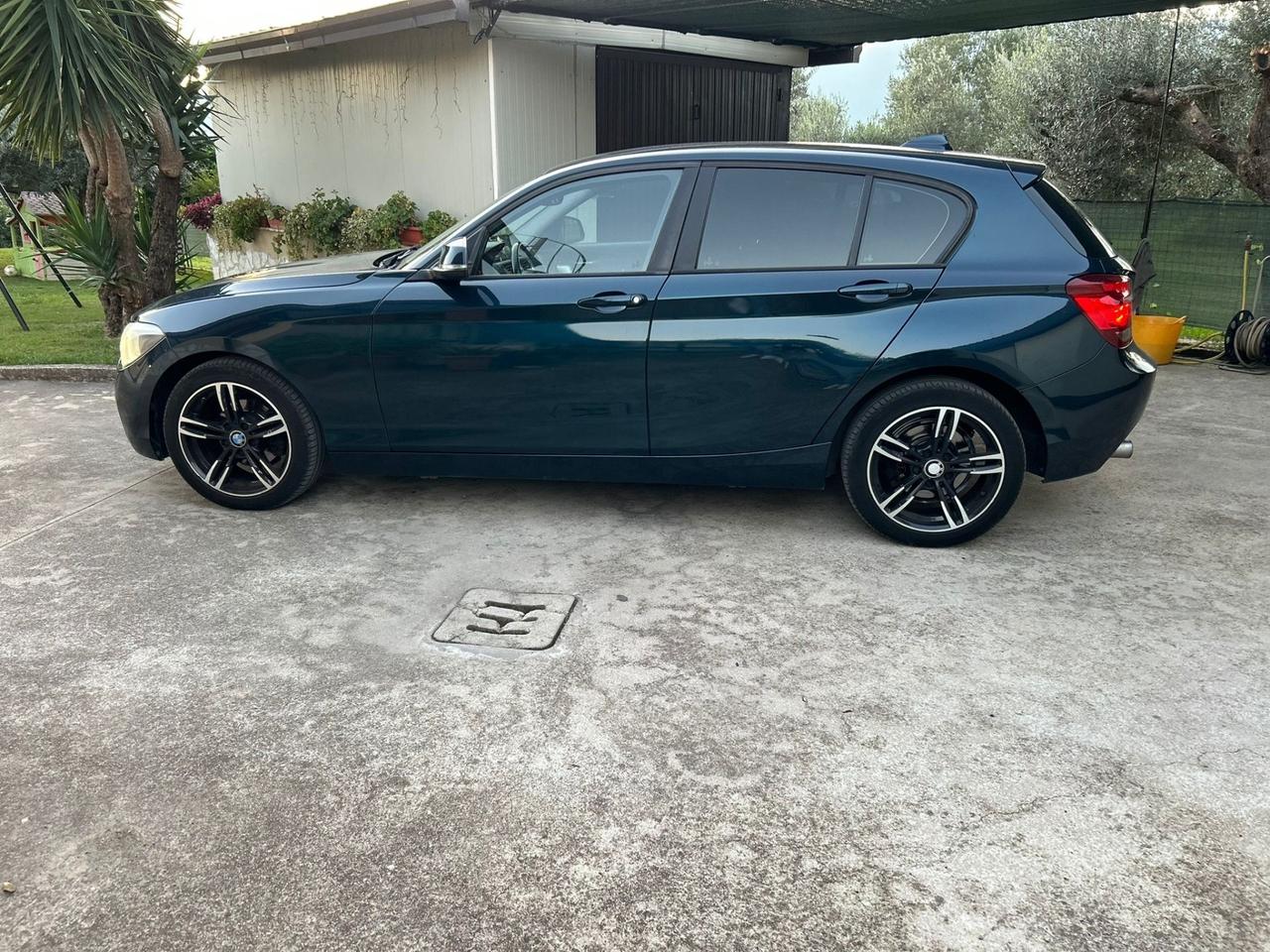 Bmw 116 116d 5p. Unique