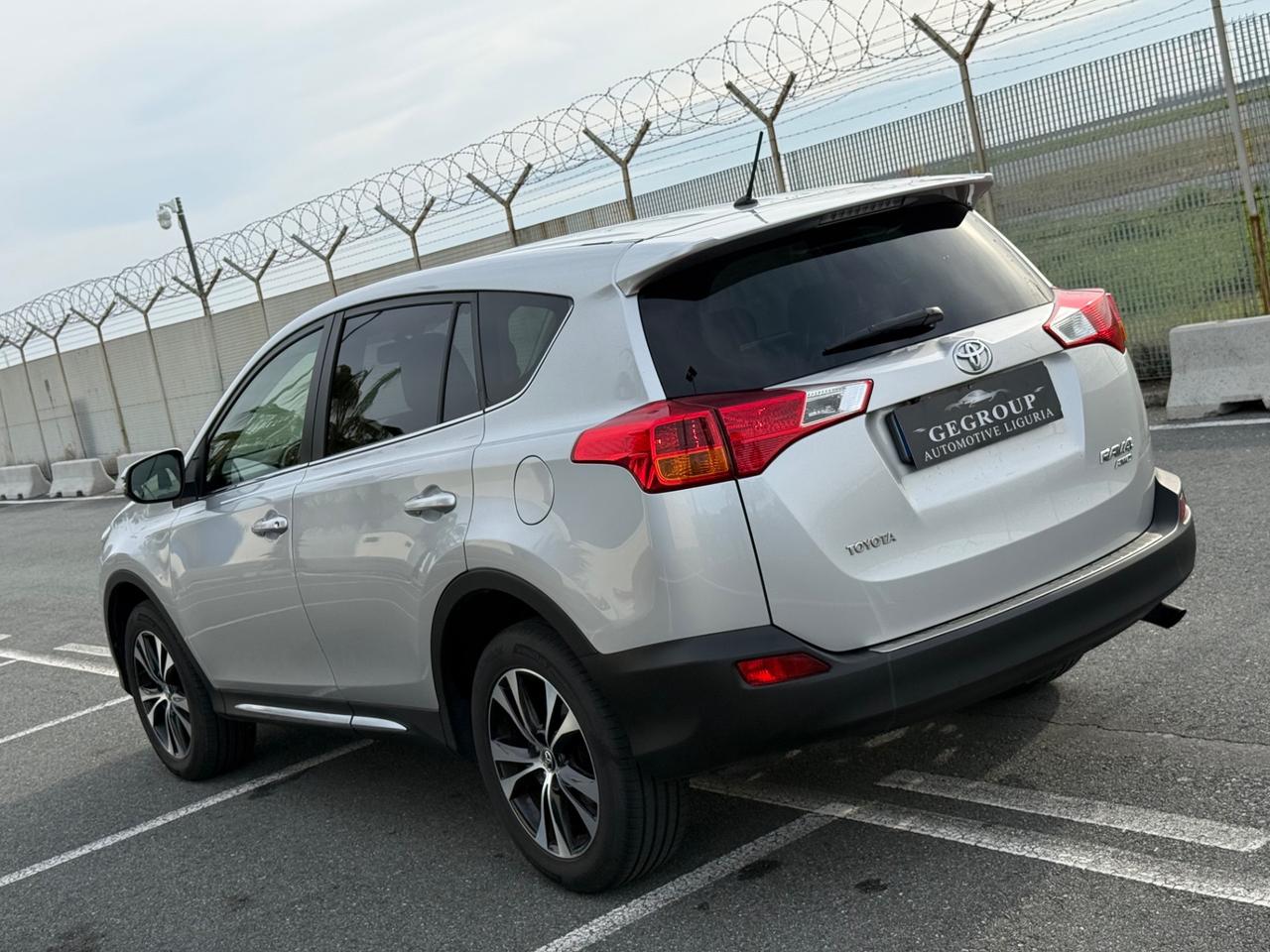 Toyota RAV 4 RAV4 2.0 D-4D 4WD Lounge-4X4-PERMUTABILE