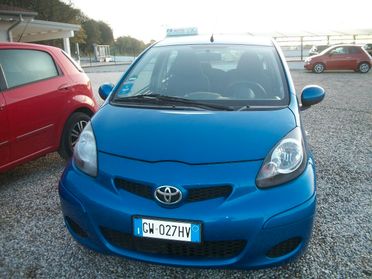 Toyota Aygo 1.0 12V VVT-i 5 porte Sol CC 998 BENZINA SI NUOVI PATENTATI GARANZIA UN ANNO KM 122500 COME NUO