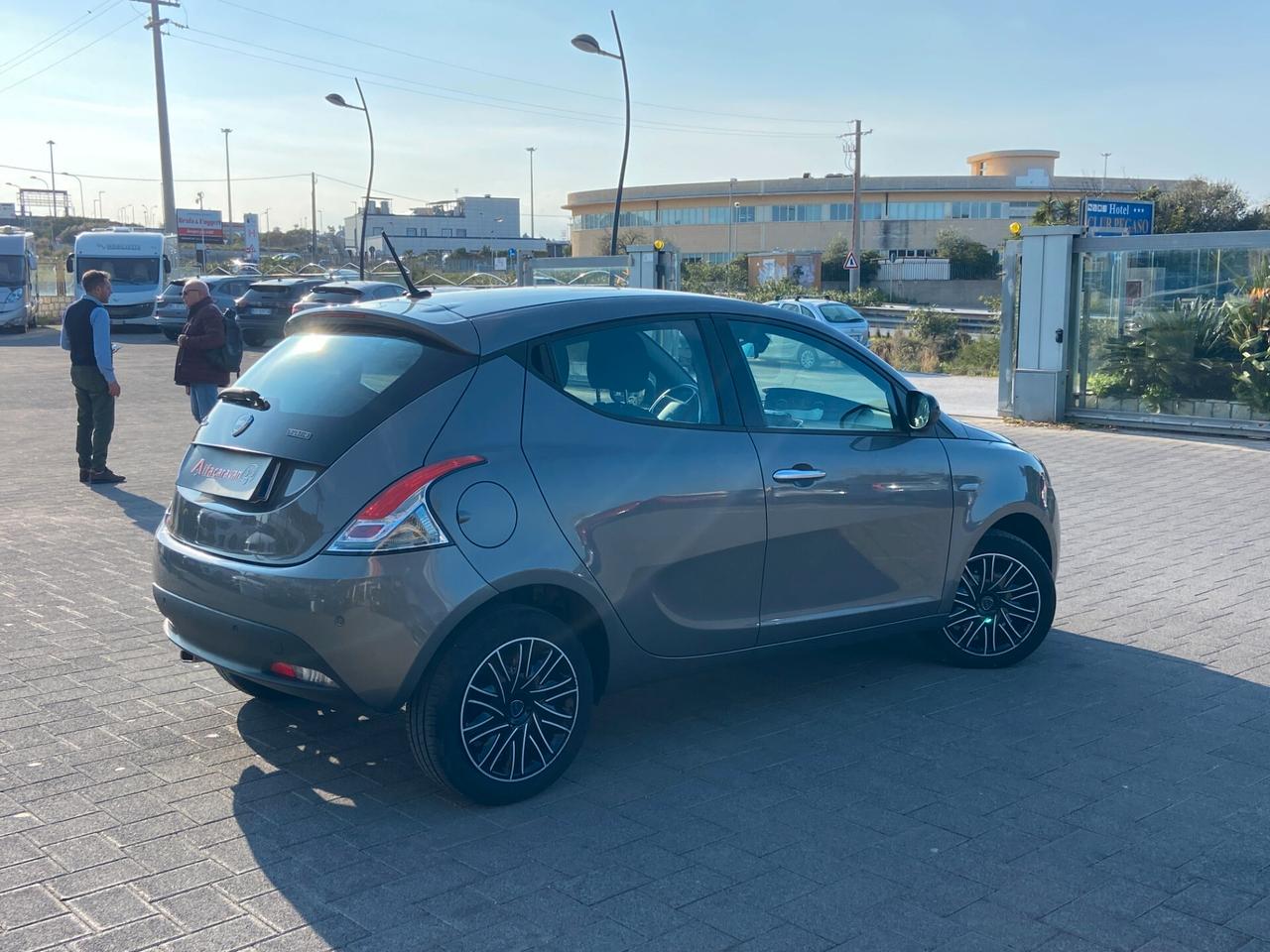 Lancia Ypsilon 1.0 firefly hybrid Gold