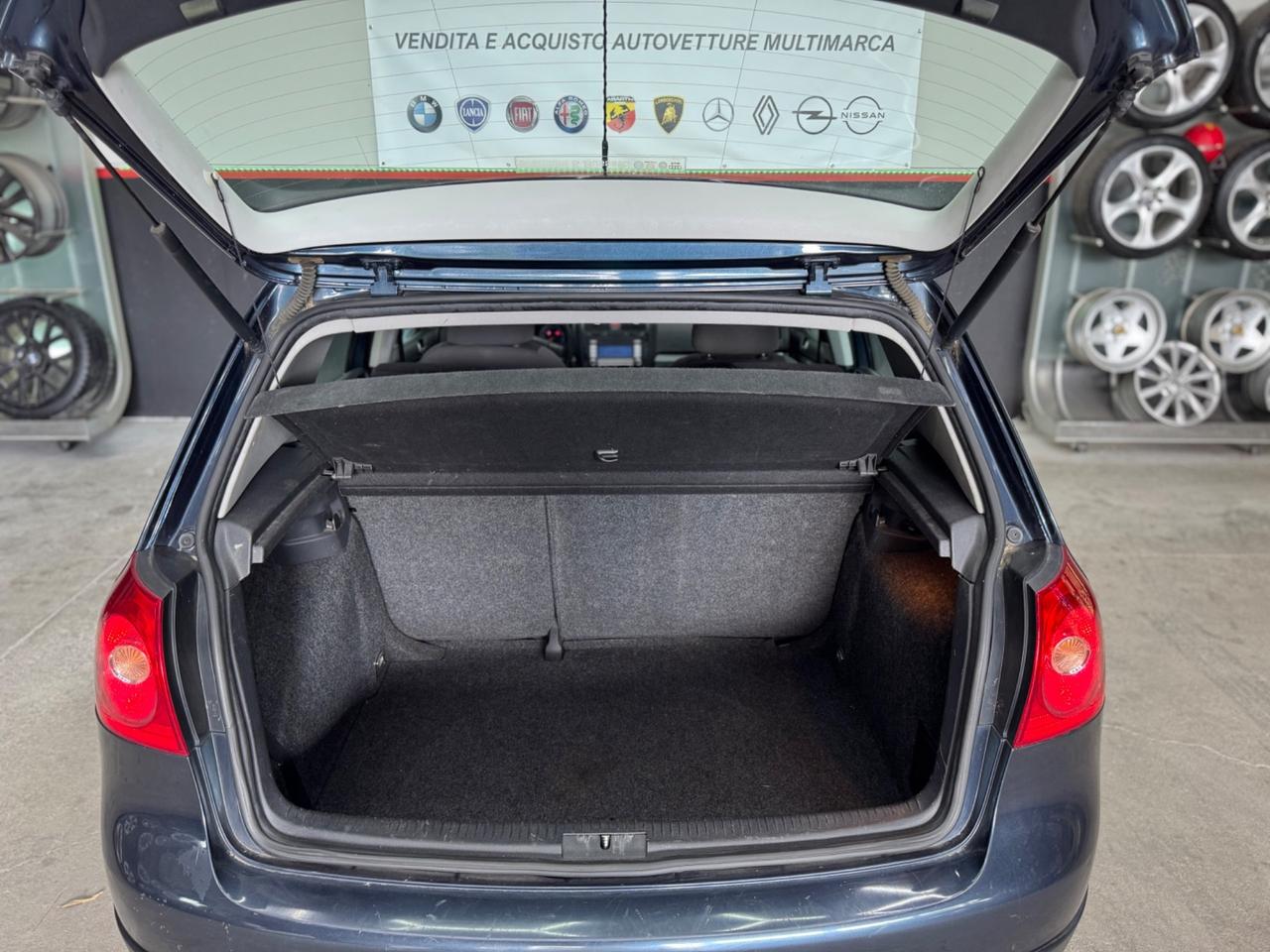 Volkswagen Golf 1.6 16V FSI 5Porte ADATTA NEOPATENTATI