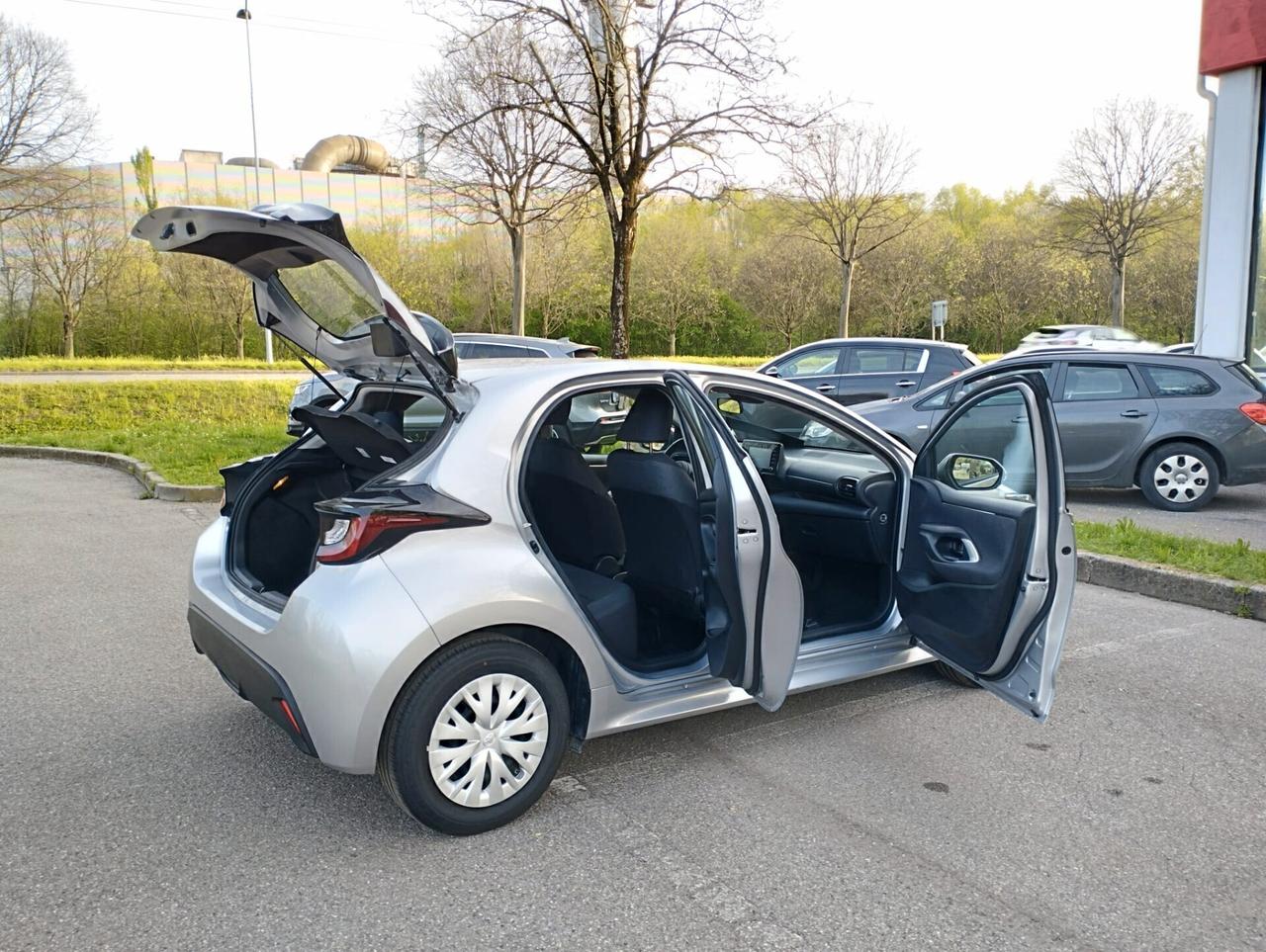 Toyota Yaris 1.0 Business vettura ideale per neopatentati