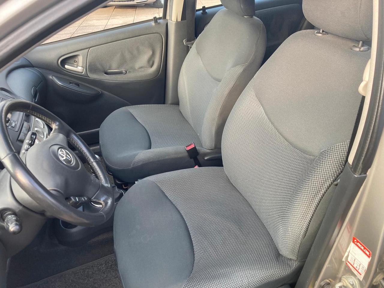 Toyota Yaris 1.3i 16V cat 5 porte Sol