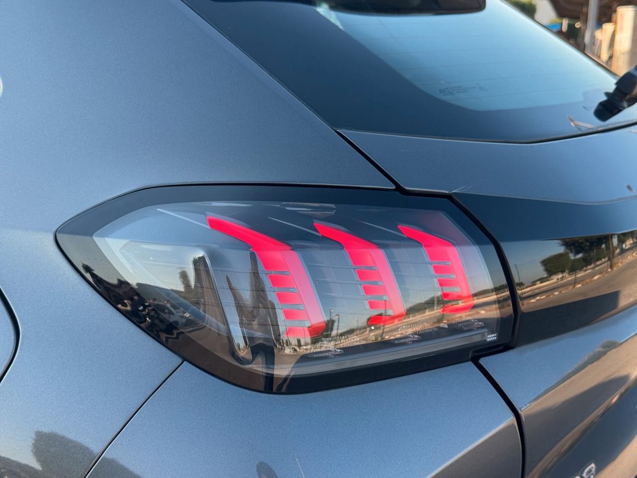 Peugeot 208 PureTech 100 ALLURE PACK-KEYLESS(CARPLAY
