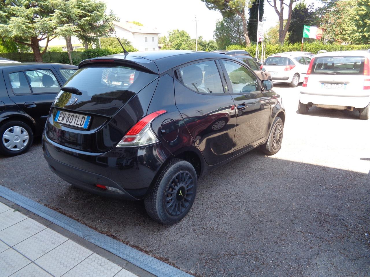 Lancia Ypsilon 0.9 TwinAir 85 CV 5 porte Metano Ecochic Silver