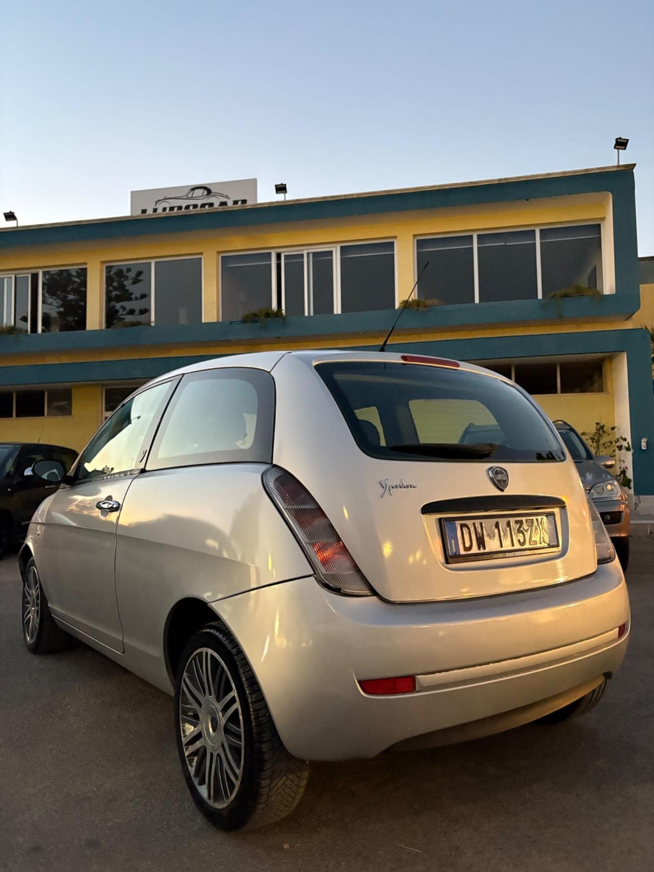 Lancia Ypsilon 1.3 MJT 75 CV Versus