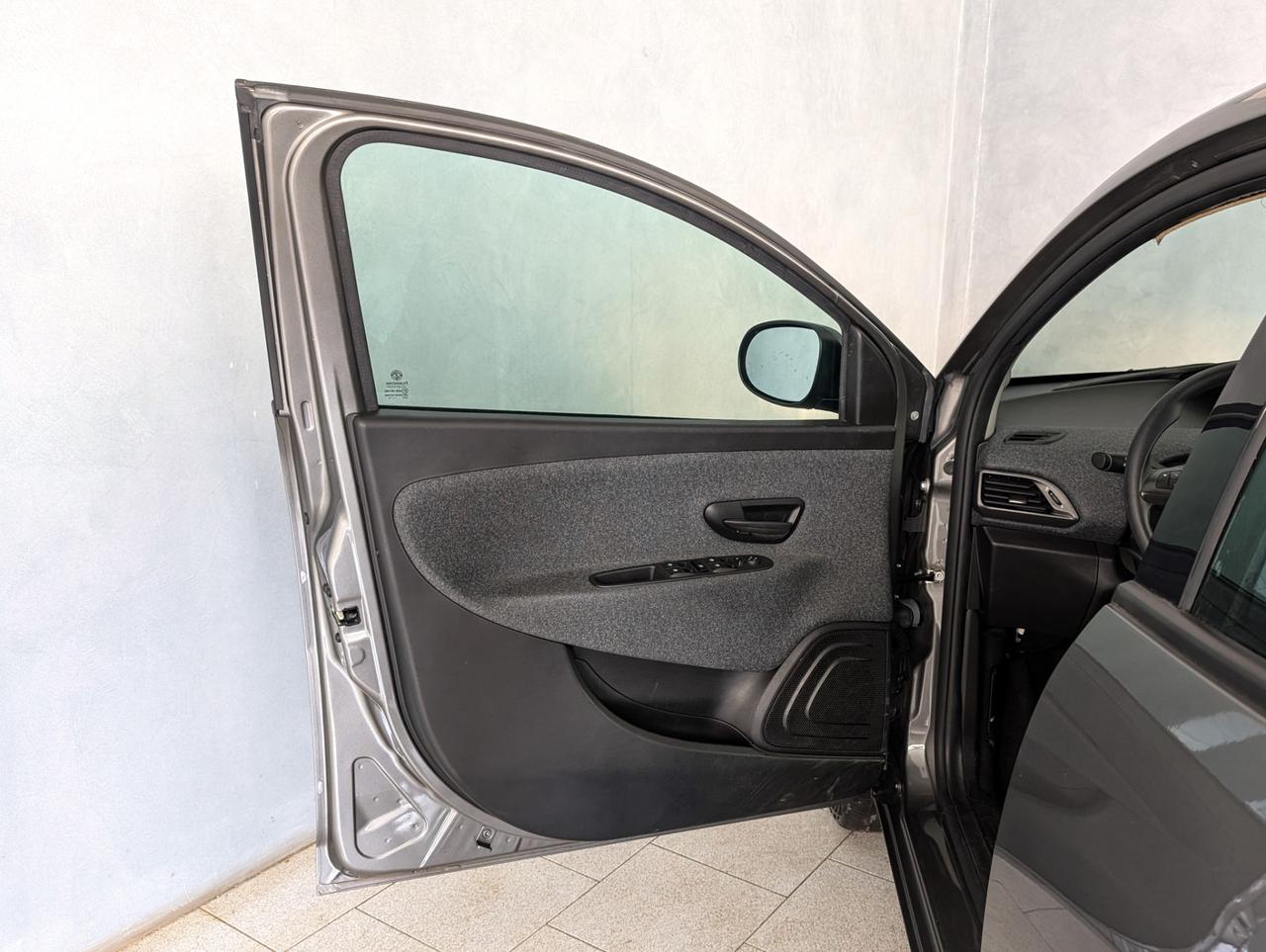 Lancia Ypsilon 1.0 Hybrid 70cv Silver Plus