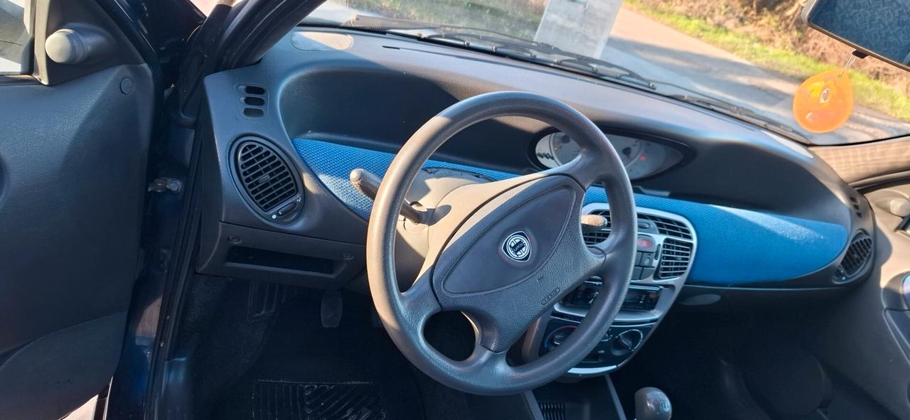 Lancia Y 1.1i cat Elefantino Blues