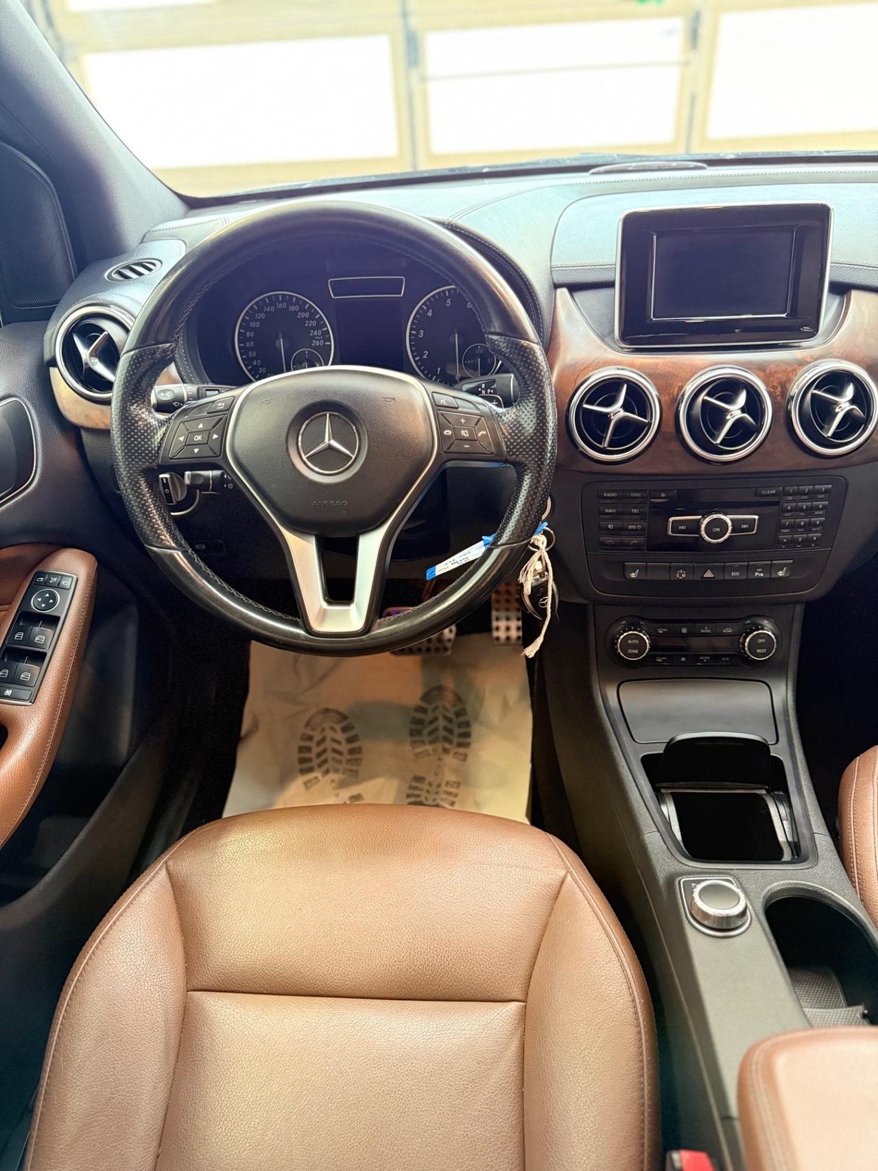 Mercedes-benz B 200 NGD Premium