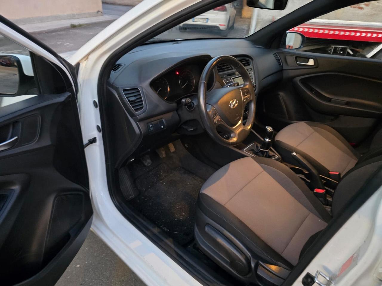 Hyundai i20 1.2 84 CV 5 porte Comfort unico proprietario garanzia 12 mesi accetto permute