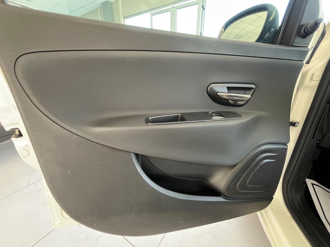 Lancia Ypsilon 1.2 69 CV 5 porte 111000 km