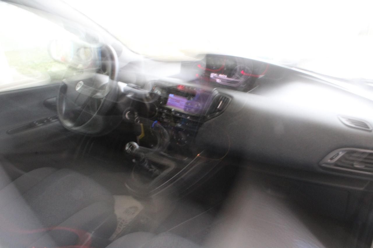 Lancia Ypsilon 1.0 FireFly 5 porte S&S Hybrid Ecochic Silver