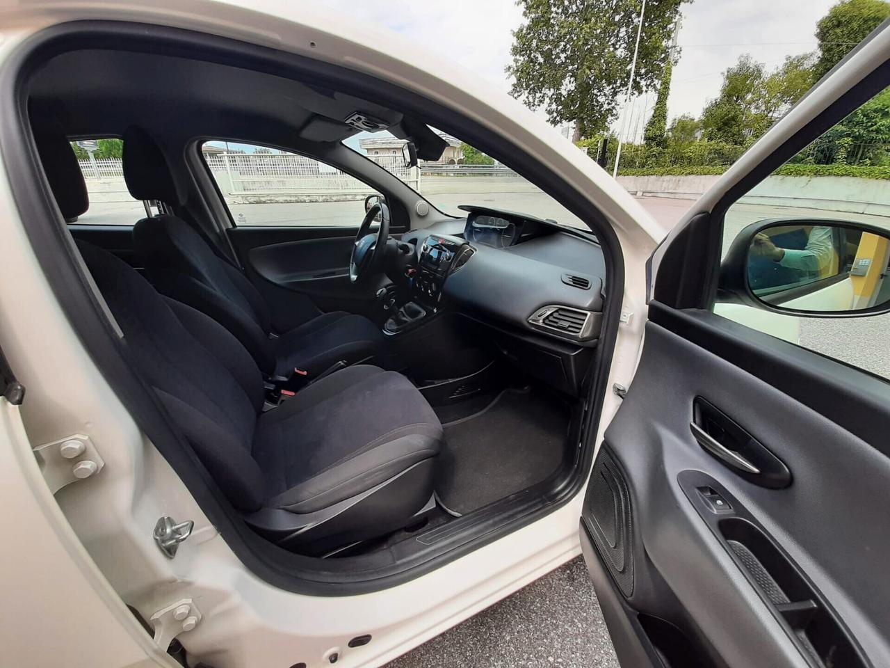 Lancia Ypsilon Benzina cc. 1.242 - 5 Porte 5 Posti UTILIZZABILE ANCHE PER I NEOPATENTATI.