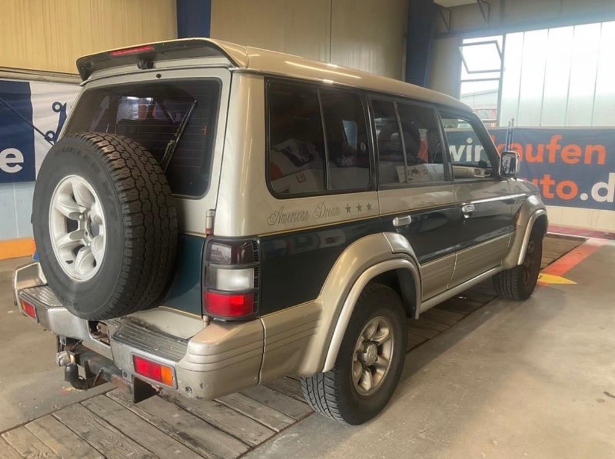 Mitsubishi Pajero 3.0 V6 AMERICAN DREAM Book Service Limited Edition