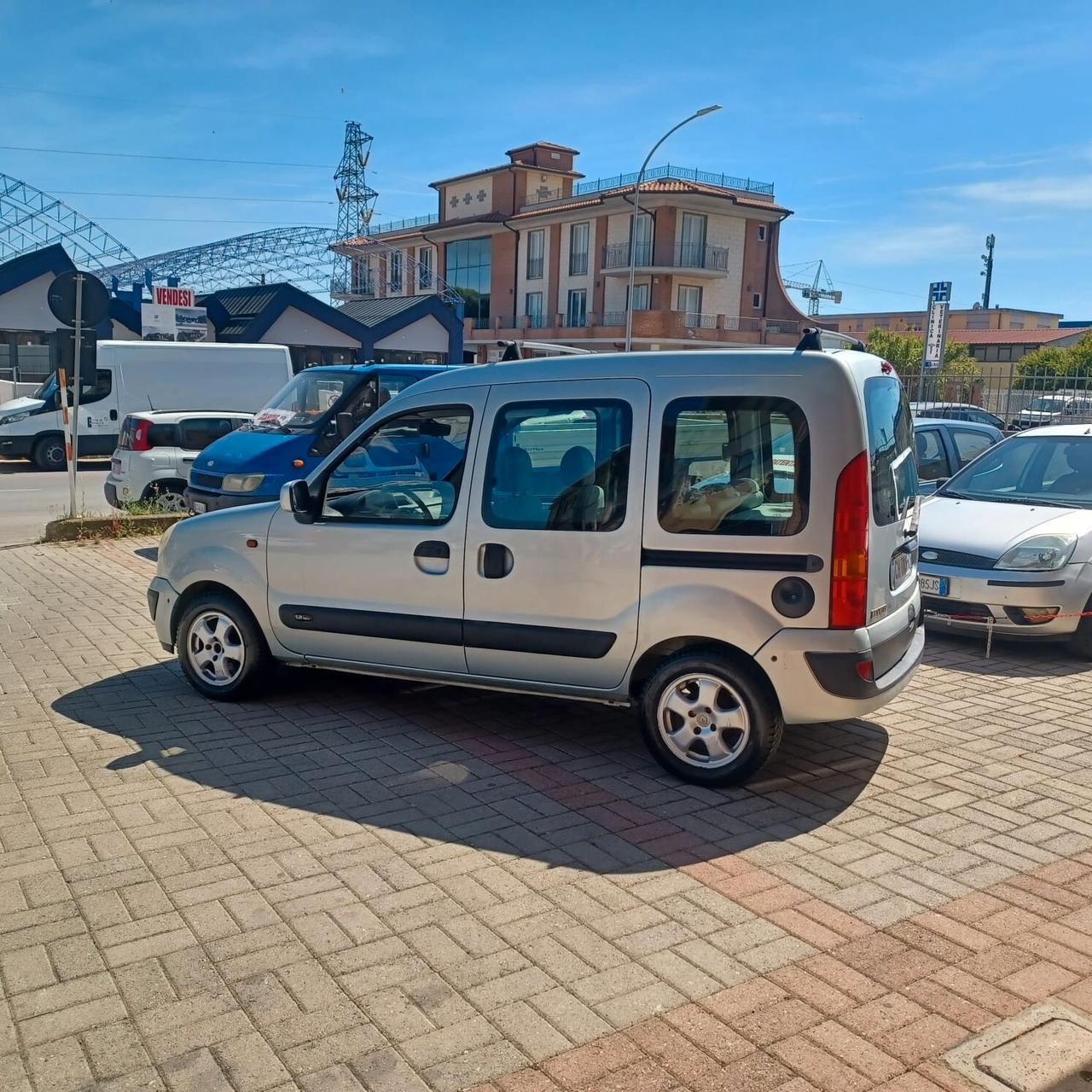 IDEALE PER LAVORO E FAMIGLIA BERLINGO 1.2