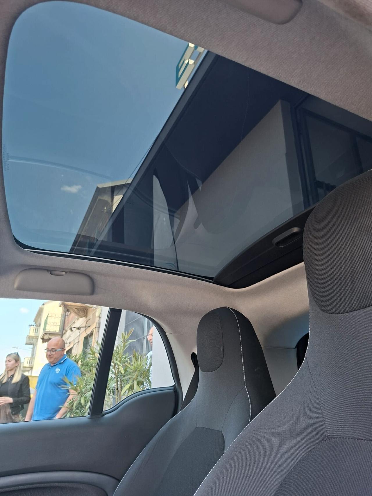 Smart ForTwo electric drive, allestimento Passion. Tetto panoramico con tendina, cerchi diamantati, schermo touch screen e molto altro