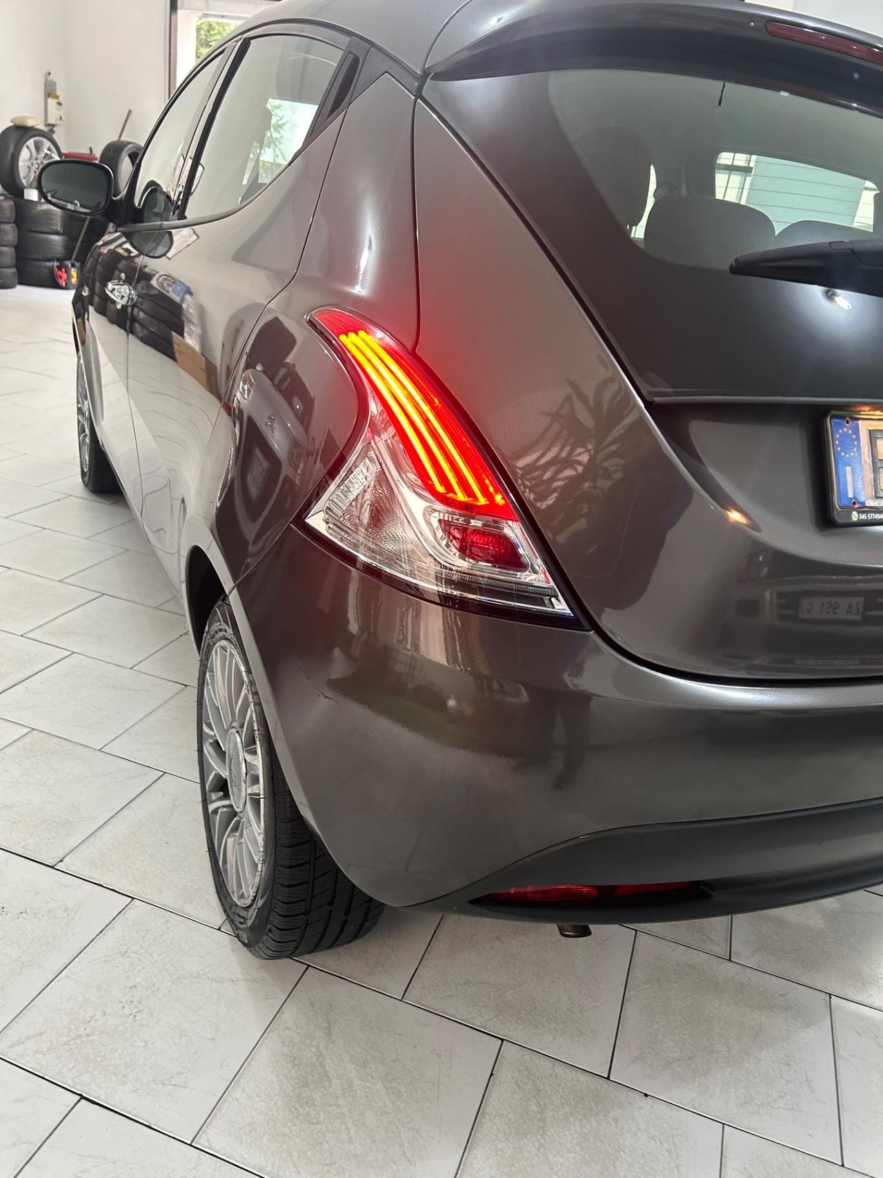 Lancia Ypsilon 1.2 69 CV 5 porte S&S Platinum