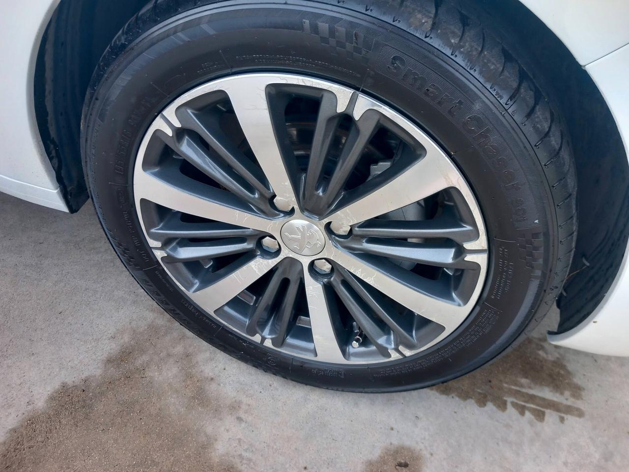 Peugeot 208 PureTech 82 5p. GPL Allure FULL OPTIONAL TENUTA PARI AL NUOVO NAVI SENSORI XENO LED