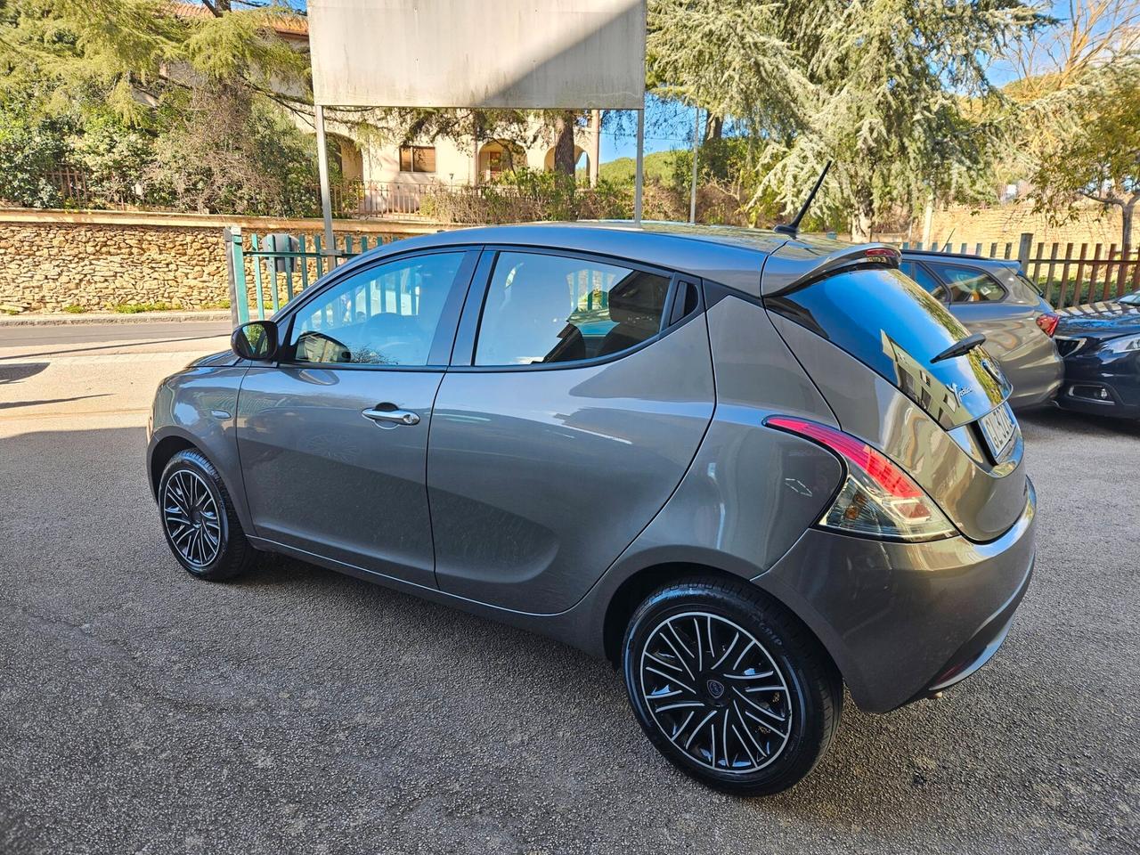 Lancia Ypsilon 1.0 FireFly 5 porte S&S Hybrid Gold