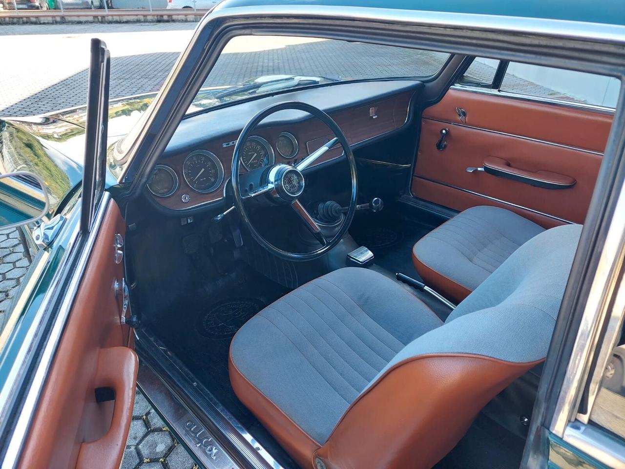 Alfa Romeo GT 1300 Junior scalino