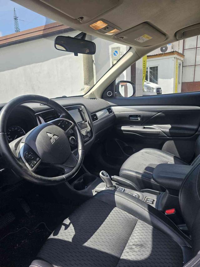 MITSUBISHI Outlander 2.0 MIVEC 4WD PHEV Instyle