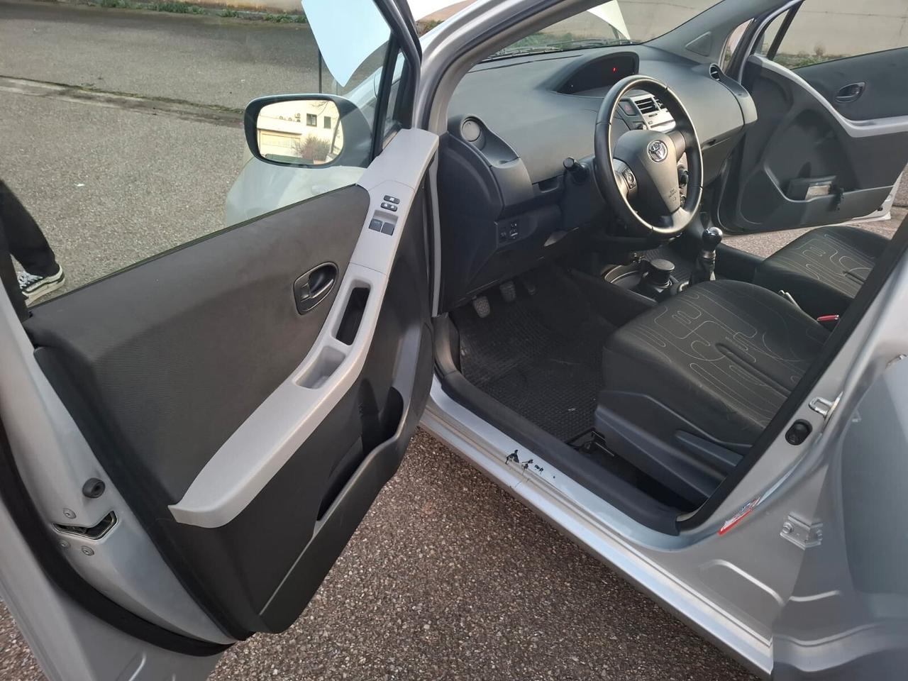 Toyota Yaris 1.0 5 porte SOLAMENTE 104.000 KM