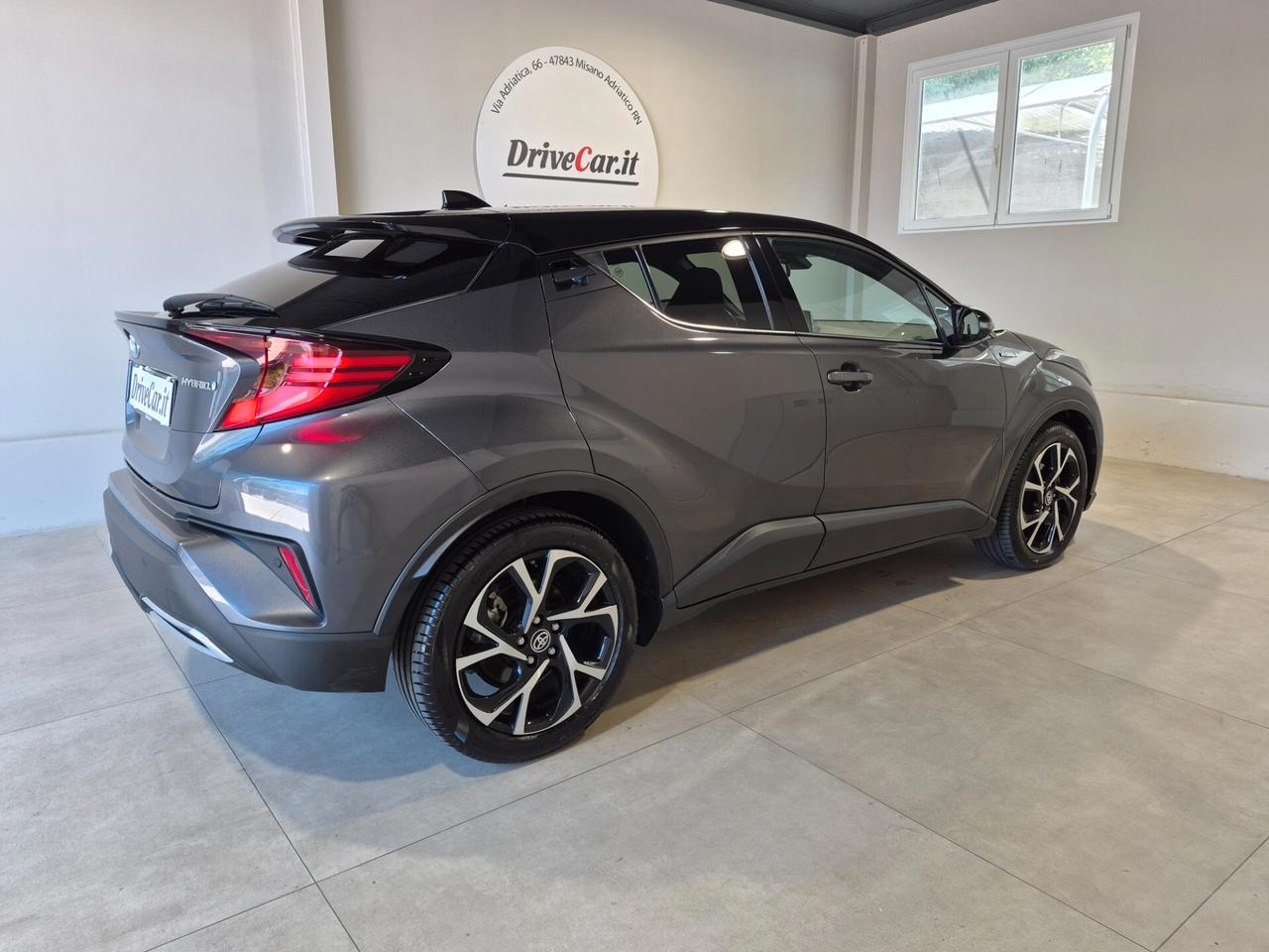 2.0 E-CVT HYBRID LED C.18" RETROCAM. V.PRIVACY CLIMA AUTO.