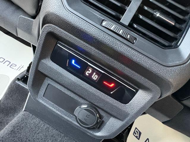 VOLKSWAGEN Tiguan 2.0 TDI 150 CV SCR DSG R-Line LUCI AMBIENTE