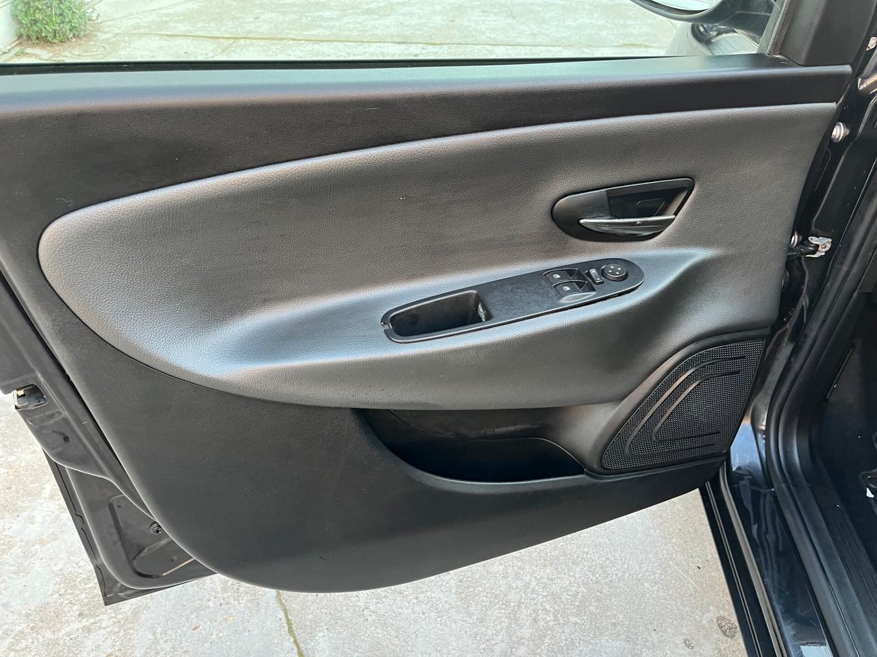 Lancia Ypsilon 1.2 69 CV 5 porte S&S Platinum