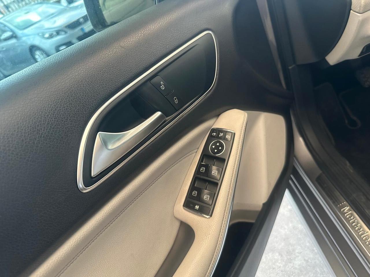 MERCEDES A180 PREMIUM INTERNI IN PELLE... FULL..