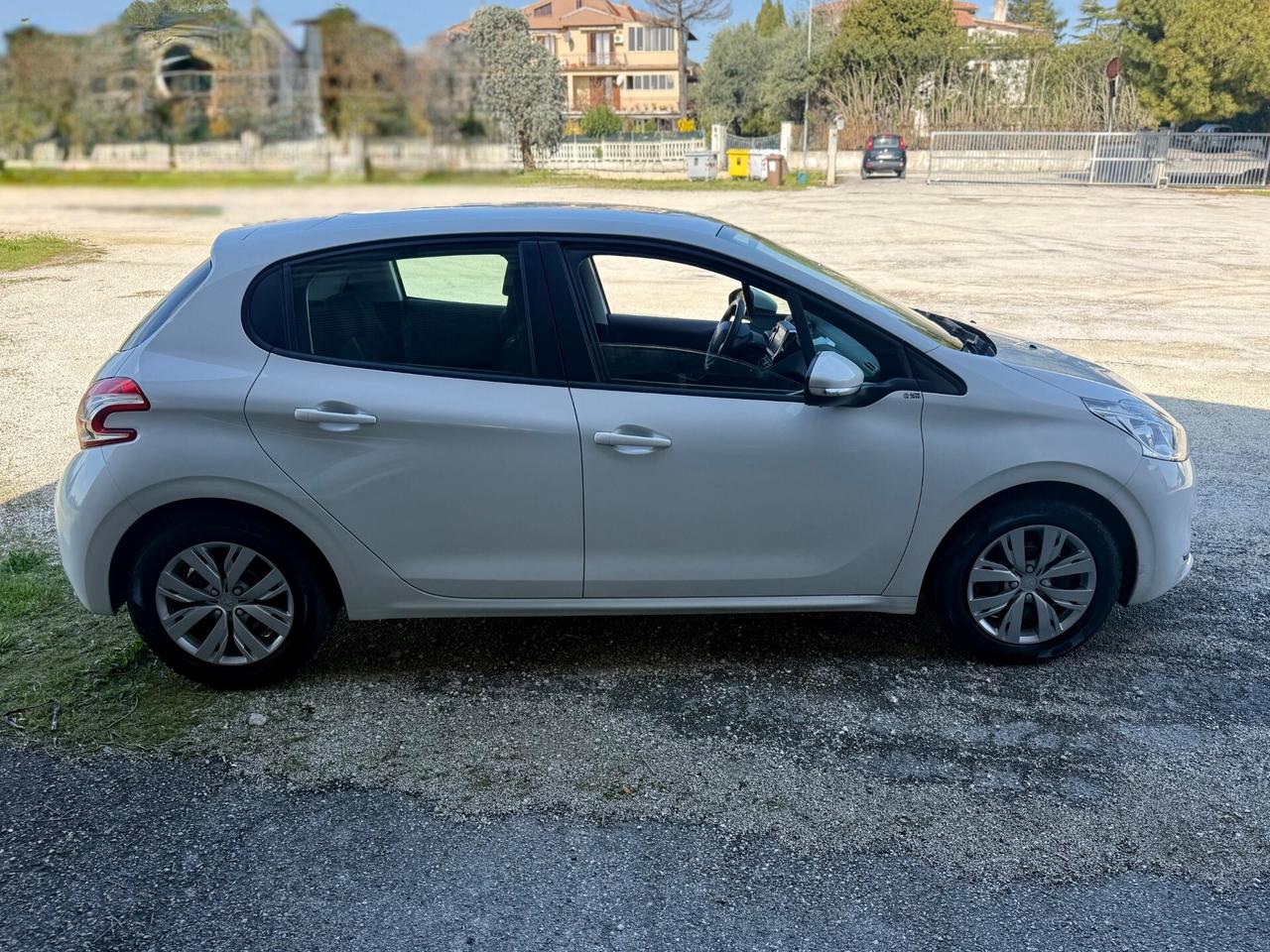 Peugeot 208 1.2 benzina 70 milaKM Neopatentati