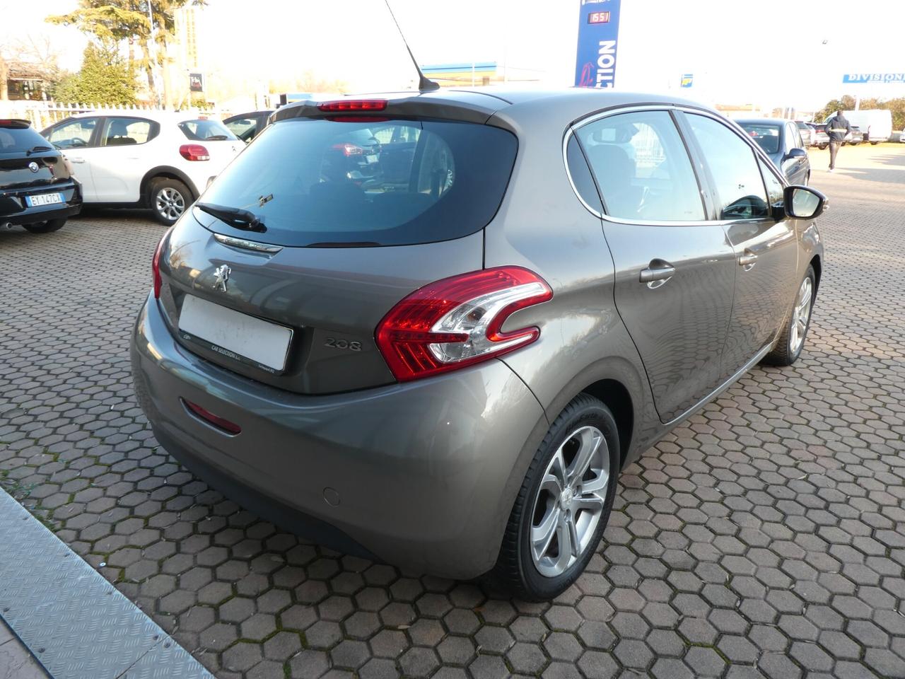 Peugeot 208 1.2 VTi 82 CV 5 porte OK NEOPATENTATI