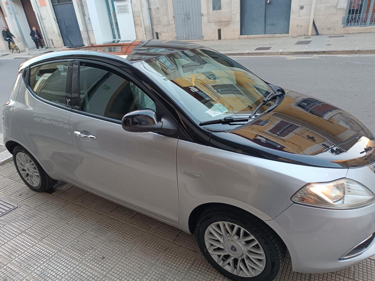 Lancia Ypsilon 1.2 69 CV 5 porte GOLD BI COLOR