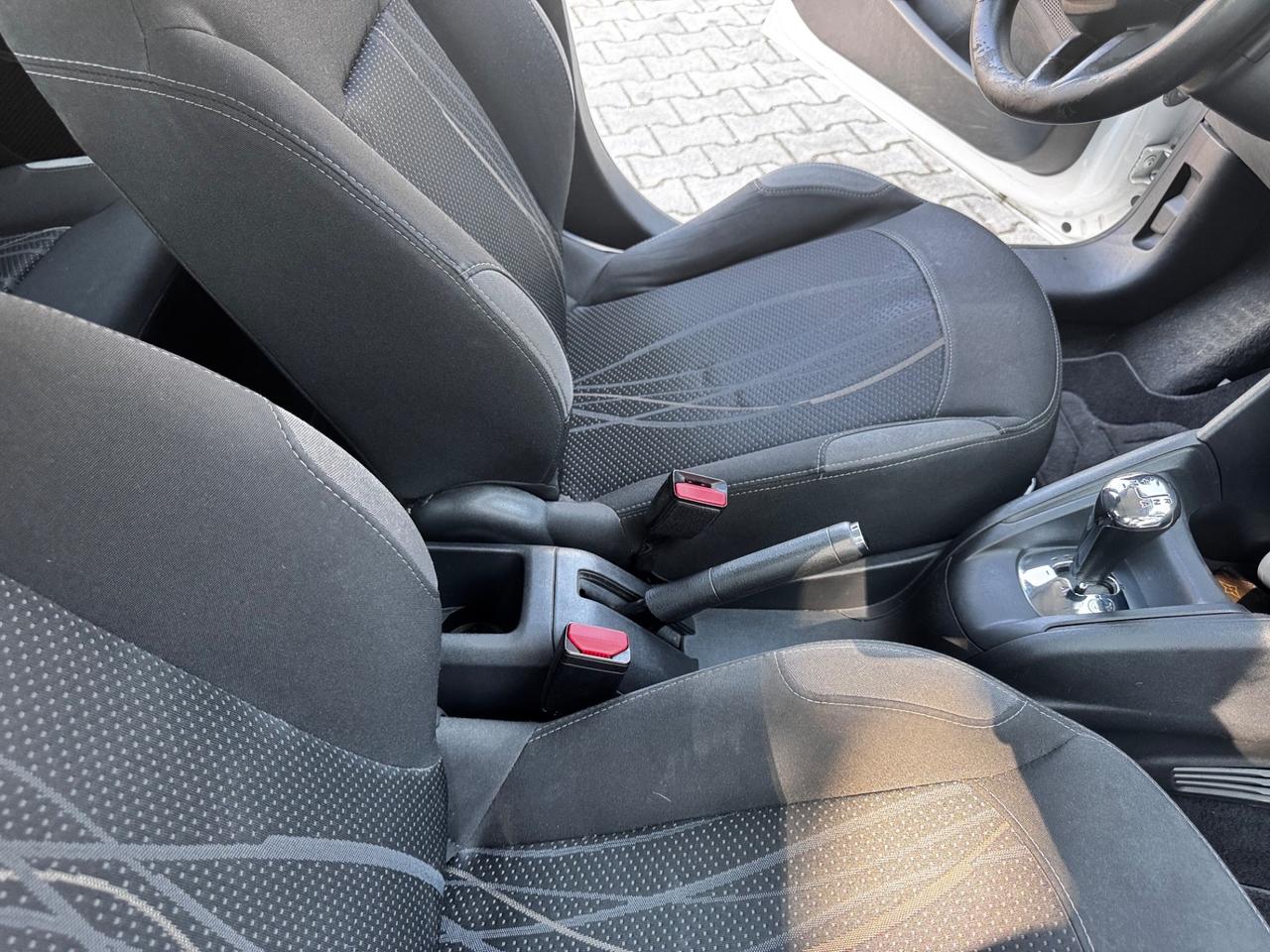 Peugeot 208 1.4 e-HDi 68 CV automatica/ neopatentati