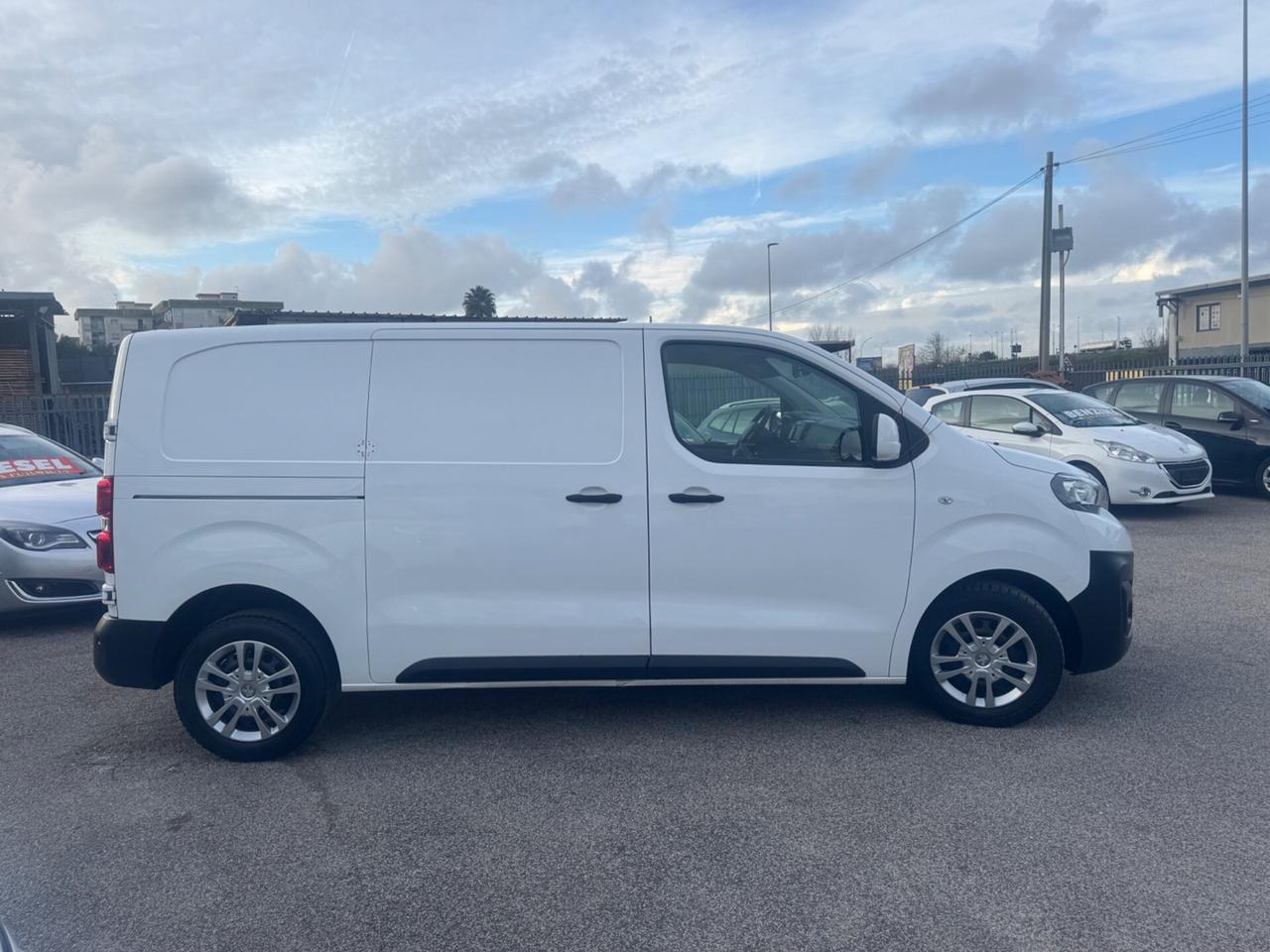 Peugeot Expert BlueHDI Passo medio con porta laterale