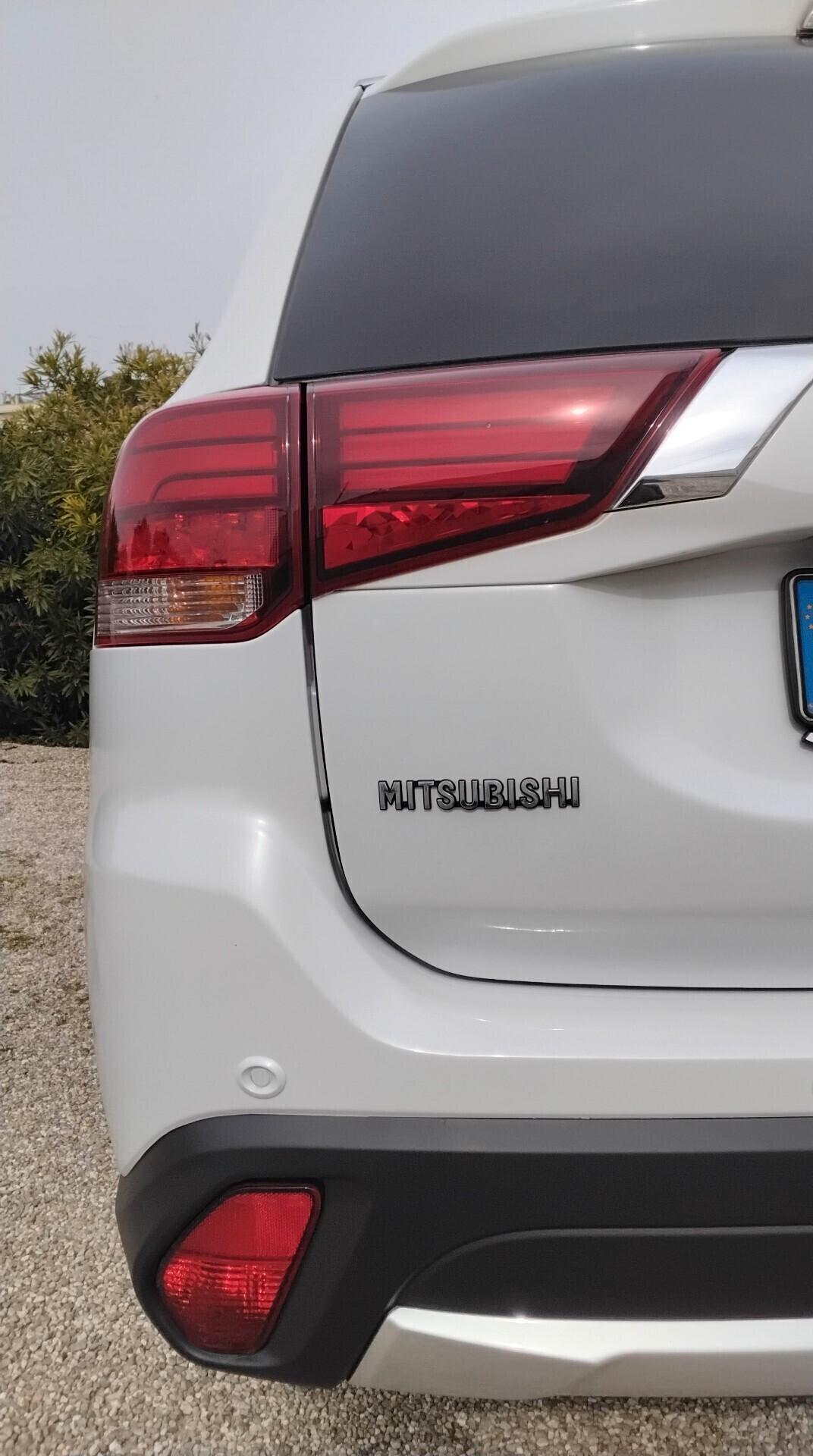 Mitsubishi Outlander 2.2 D INSTYLE PLUS 7 POSTI