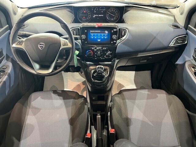 Lancia Ypsilon 1.0 firefly hybrid Silver