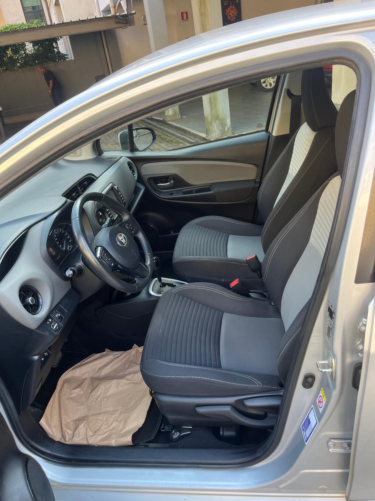 TOYOTA YARIS 1.5 HYBRID (BENZINA/ELETTRICA) CAMBIO AUTOMATICO - 5 PORTE ACTIVE - ANCHE PER NEOPATENTATI