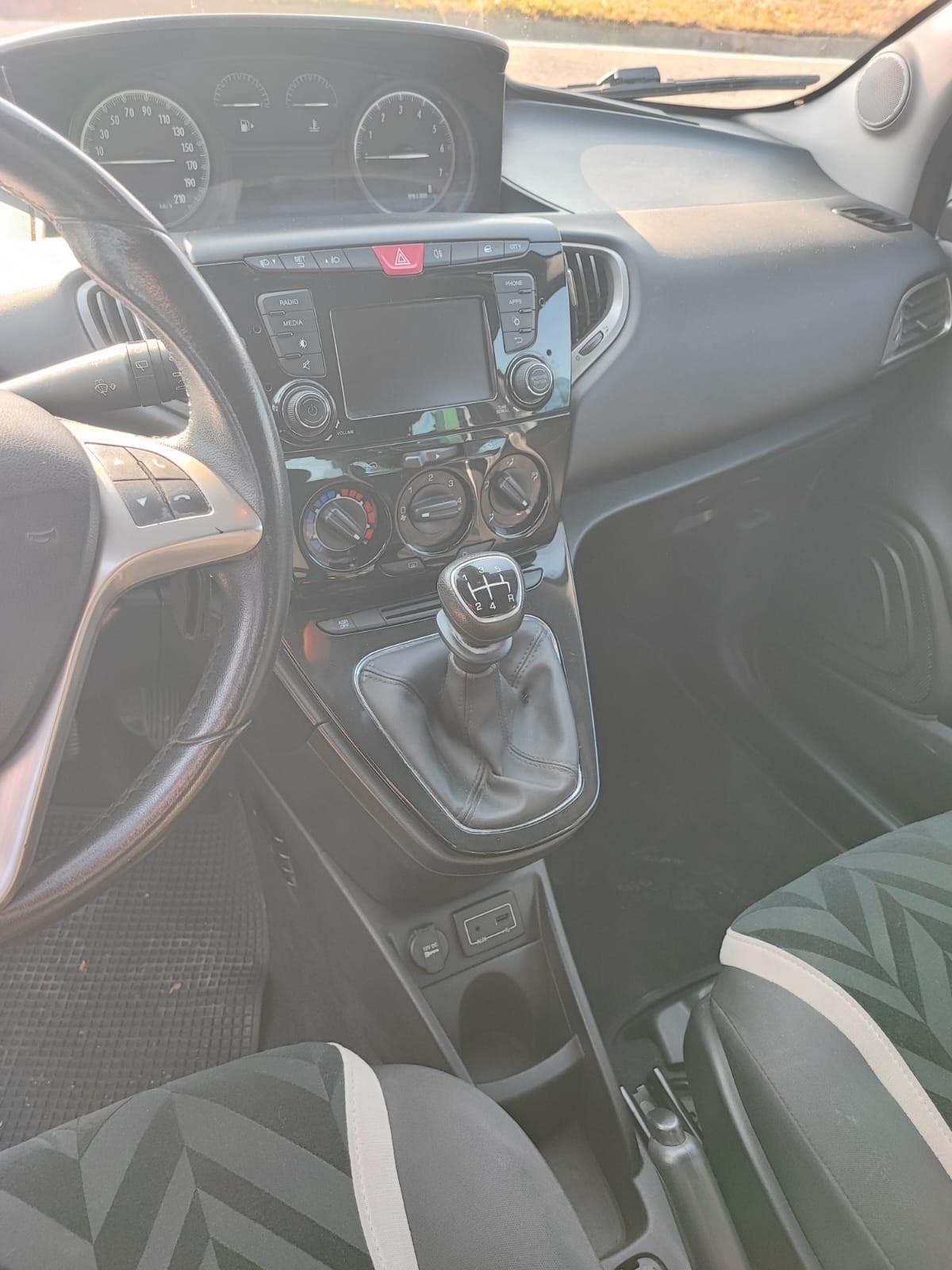 Lancia Ypsilon 1.2 69 CV 5 porte Platinum