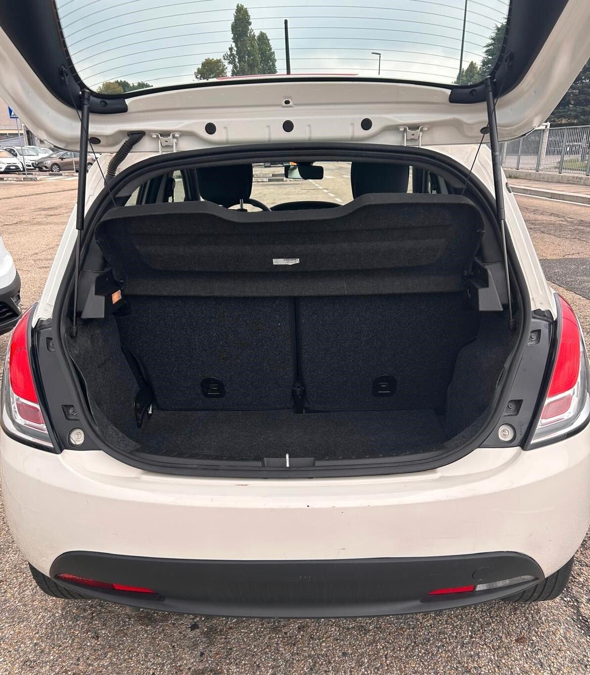 Lancia Ypsilon 1.0 FireFly 5 porte S&S Hybrid Ecochic Silver