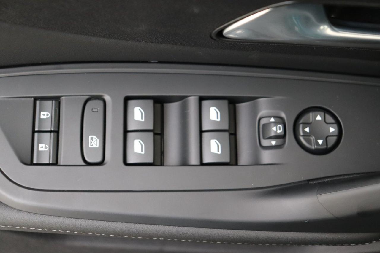 Peugeot 408 58,2 kWh Allure 214cv