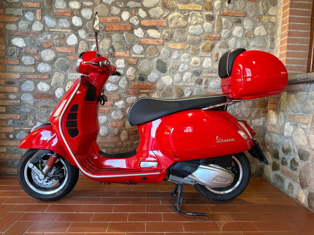 Piaggio Vespa 300 GTS hpe Vespa GTS 300 hpe