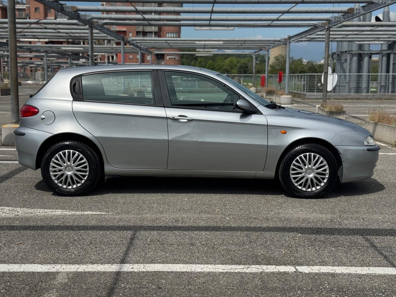 Alfa Romeo 147 1.6i 16V Twin Spark cat 5p. Distinctive