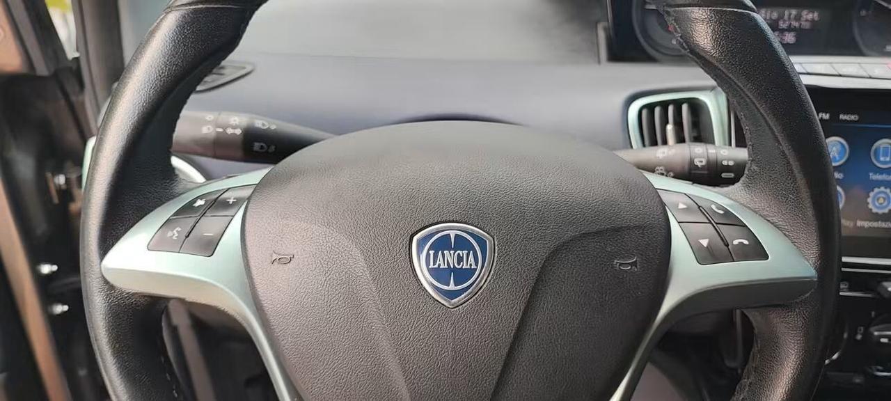 Ypsilon Gold retrocamera ricarica wireless 2023
