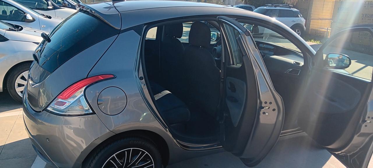 Lancia Ypsilon 1.0 FireFly 5 porte S&S Hybrid Gold